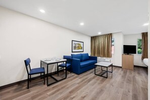 Escritorio, tabla de planchar con plancha, wifi gratis y ropa de cama 