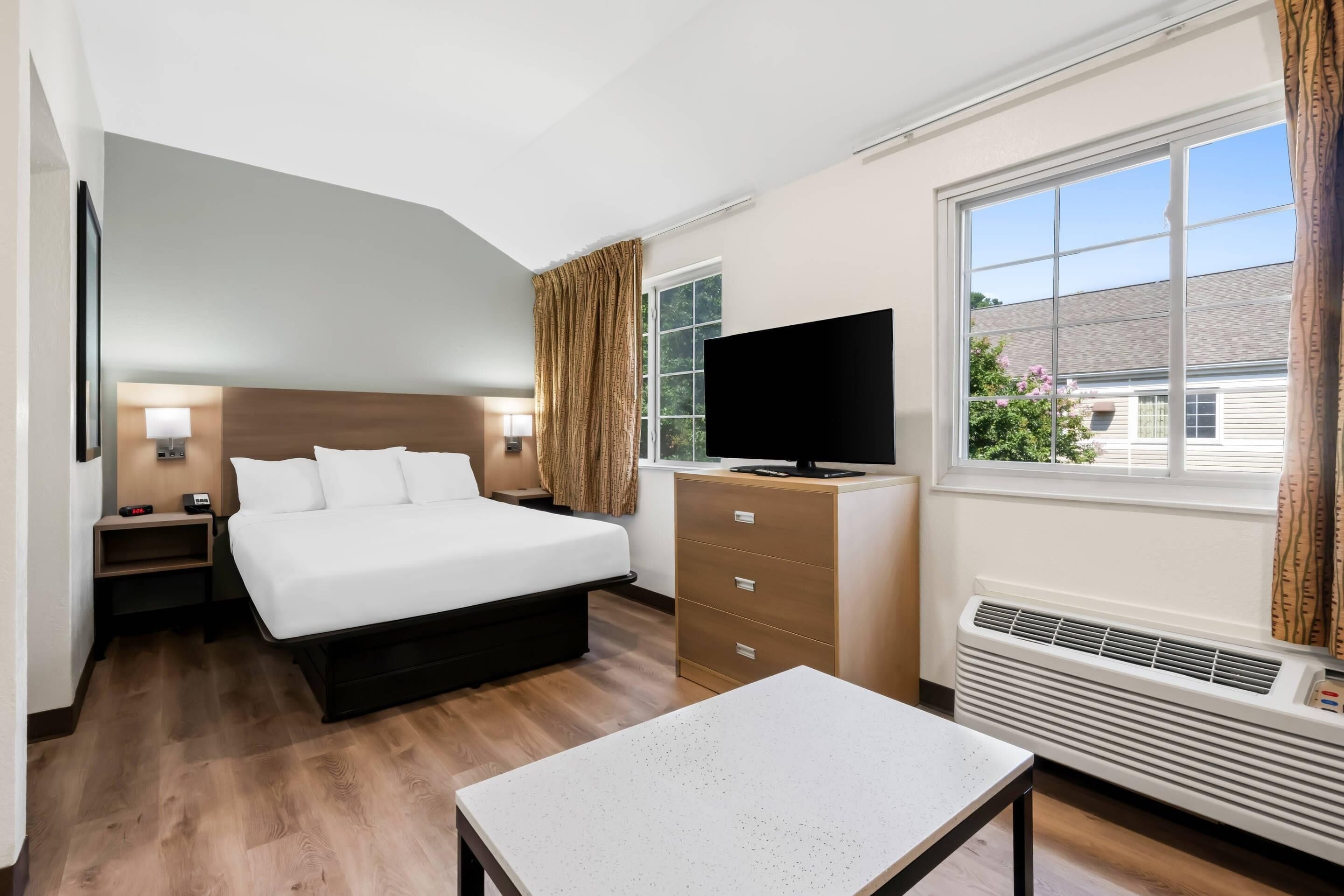 Habitación estándar, 1 cama Queen size, para no fumadores | Escritorio, tabla de planchar con plancha, wifi gratis y ropa de cama 