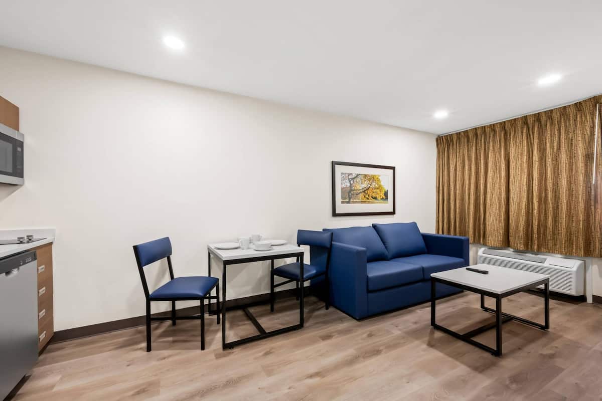 Quarto, 1 cama Queen, acessível, para não fumantes | Escrivaninha, ferros/tábuas de passar roupa, Wi-Fi de cortesia