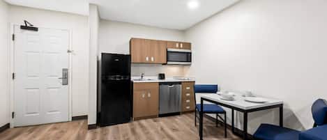 Quarto, 1 cama Queen, acessível, para não fumantes | Escrivaninha, ferros/tábuas de passar roupa, Wi-Fi de cortesia