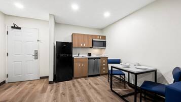 Kamar, 1 Tempat Tidur Queen, akses difabel, Bebas Asap Rokok | Meja kerja, setrika/meja setrika, Wi-Fi gratis, dan seprai linen