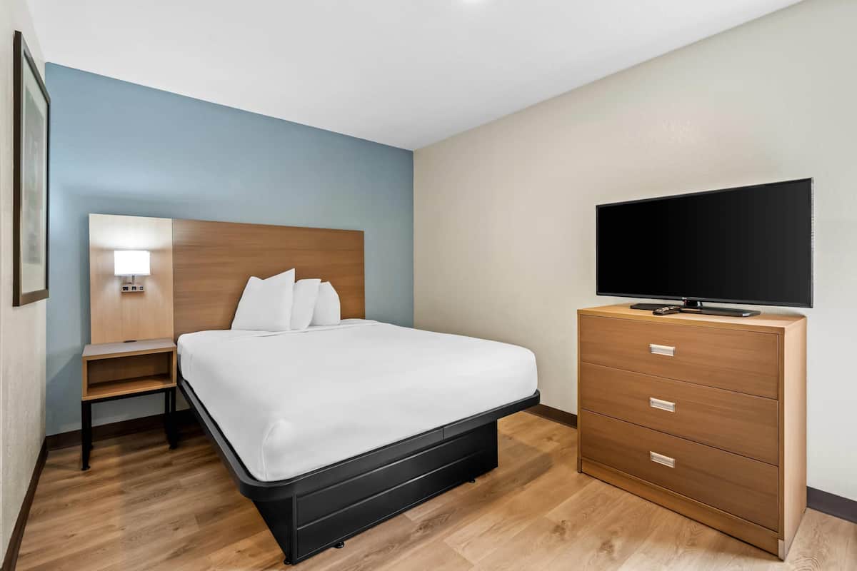 Escritorio, tabla de planchar con plancha, wifi gratis y ropa de cama