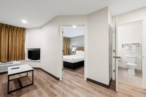 Quarto, 1 cama Queen, acessível, para não fumantes | Escrivaninha, ferros/tábuas de passar roupa, Wi-Fi de cortesia