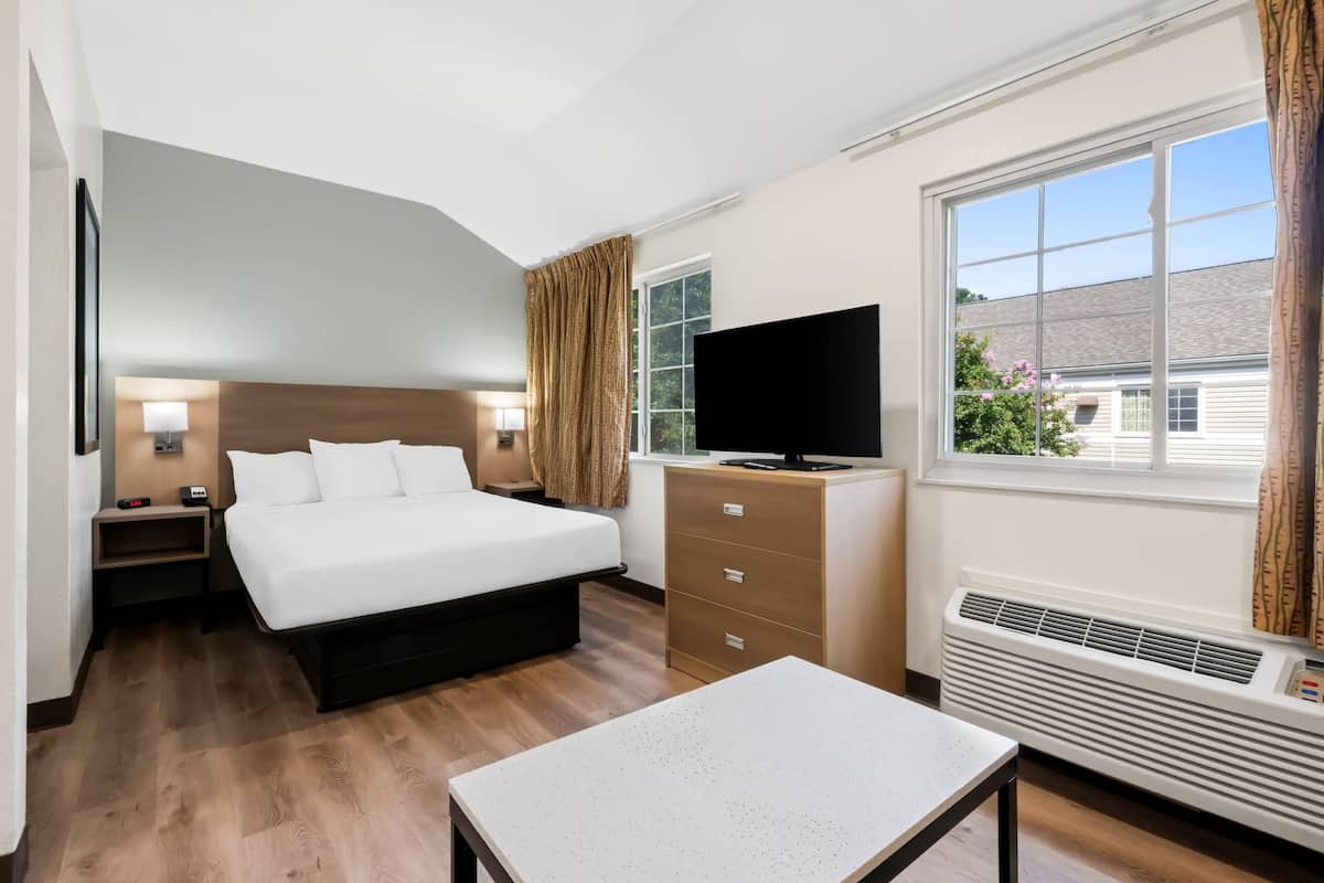 Escritorio, tabla de planchar con plancha, wifi gratis y ropa de cama