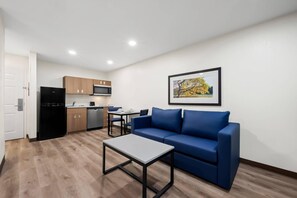 Desk, laptop workspace, iron/ironing board, free WiFi - MainStay Suites Raleigh North (Raleigh)