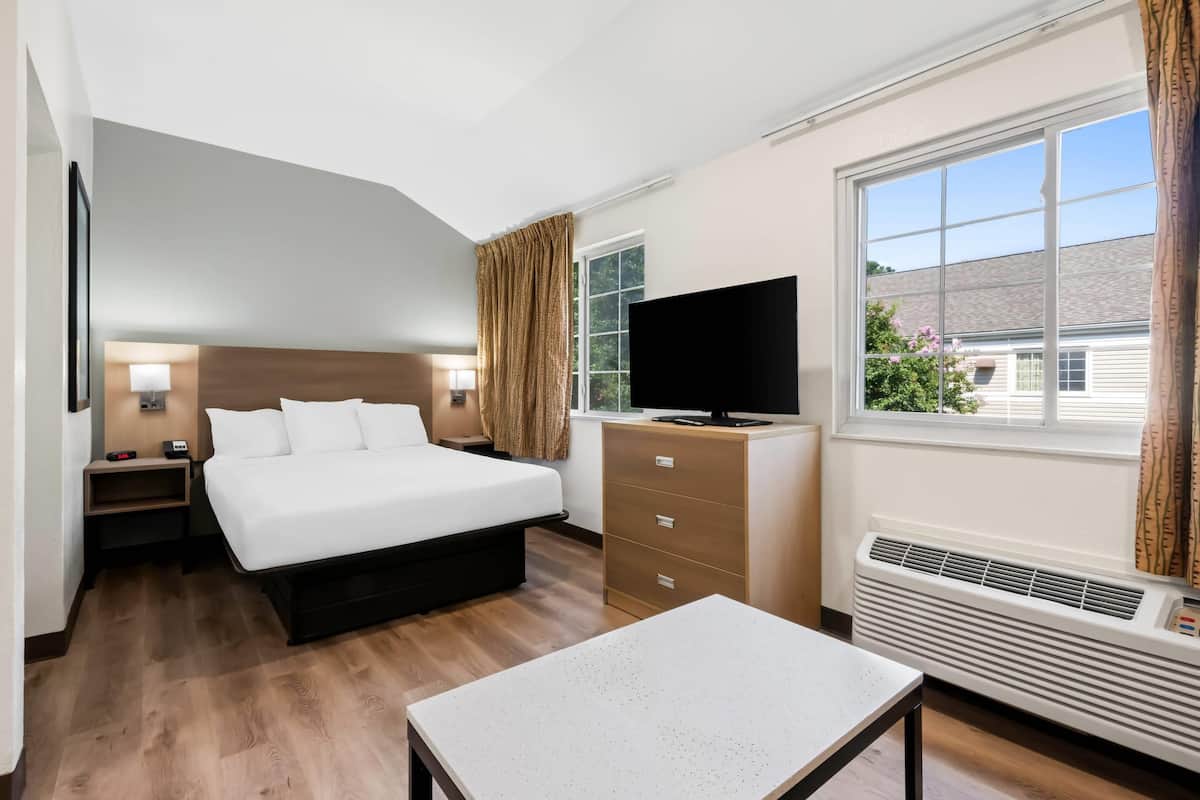 Työpöytä, silitysrauta/-lauta, ilmainen Wi-Fi, vuodevaatteet