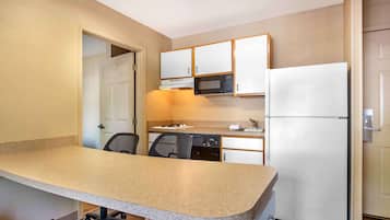 Full-sized fridge, microwave, stovetop, coffee/tea maker