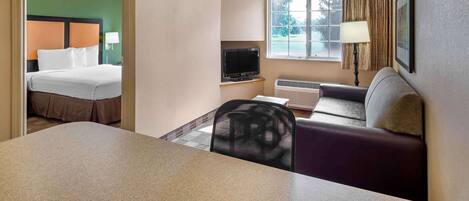 Suite, 1 cama Queen size y sofá cama, para no fumadores | Escritorio, cortinas blackout y tabla de planchar con plancha