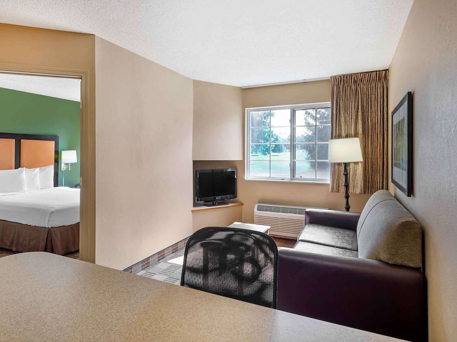 Suite, 1 Queen Bed with Sofa bed, Non Smoking | Desk, blackout drapes, iron/ironing board, free WiFi