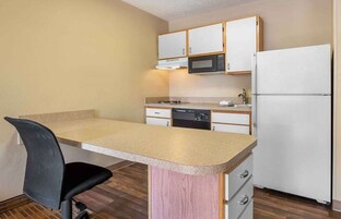 Habitación, 1 cama de matrimonio, accesible en silla de ruedas, fumadores (Kitchen, Accessible Tub) | Cocina privada | Frigorífico grande, microondas, placa de cocina y cafetera o tetera