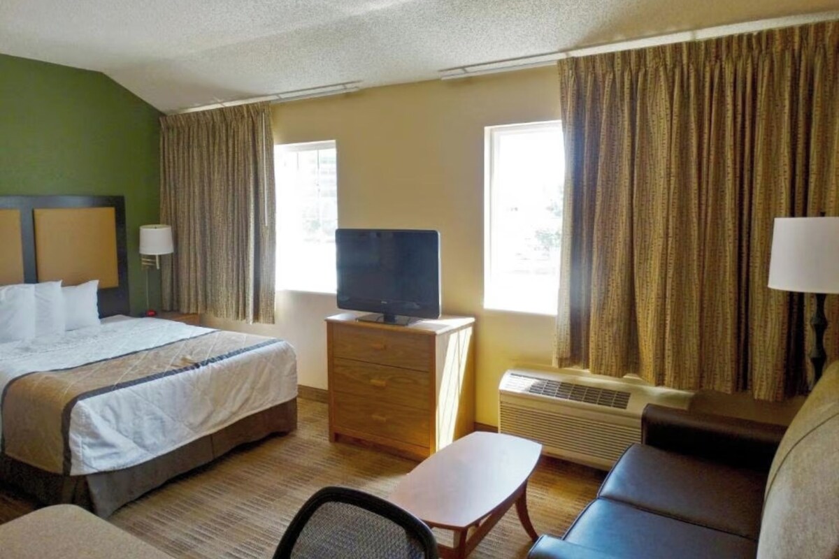 Room, 1 Queen Bed with Sofa bed, Non Smoking, Kitchen | Desk, blackout drapes, iron/ironing board, WiFi (free)