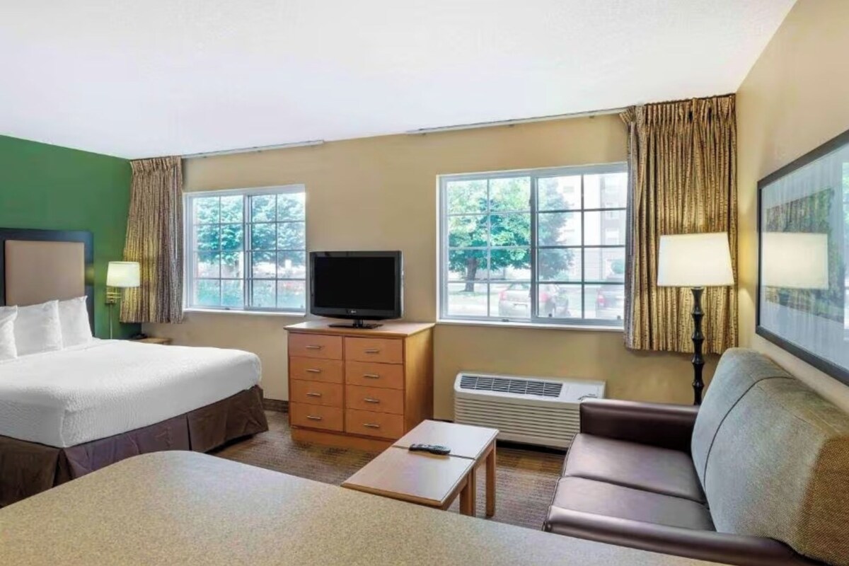 Suite, 1 Queen Bed, Non Smoking, Kitchen | Desk, blackout drapes, iron/ironing board, WiFi (free)
