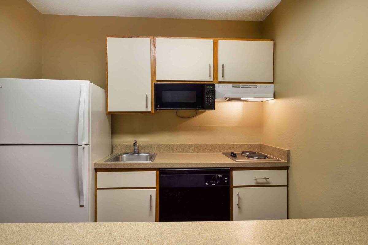 deluxe studio, 1 queen bed with sofa bed, non smoking | private kitchen | fridge, microwave, stovetop