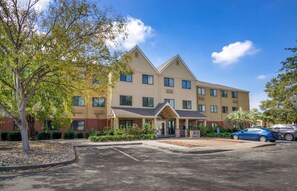 Stunning hotel entrance with a central entrance flanked by two wings, offering easy access via a covered walkway.