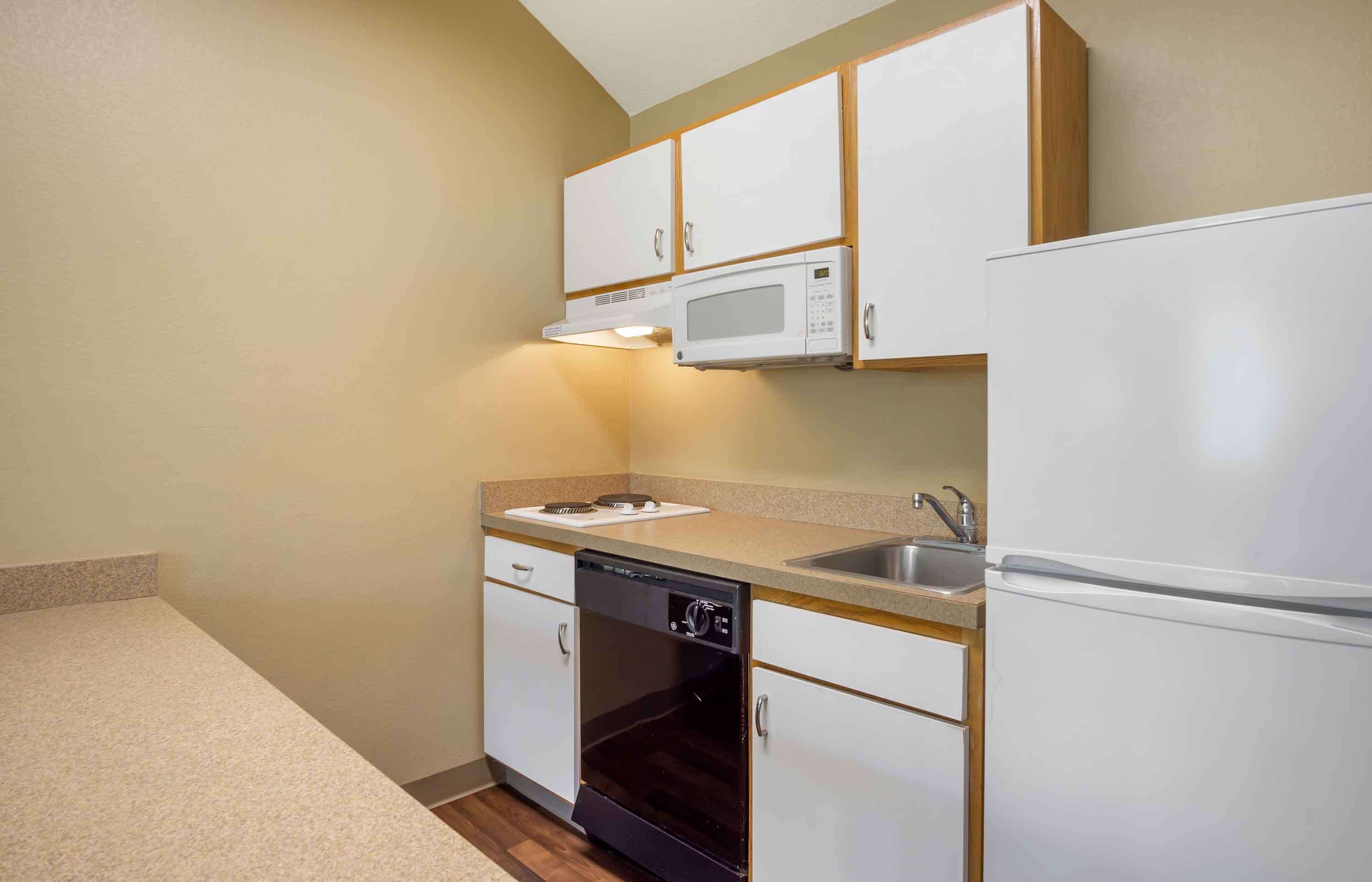 suite, 1 queen bed with sofa bed, non smoking | private kitchen | fridge, microwave, stovetop