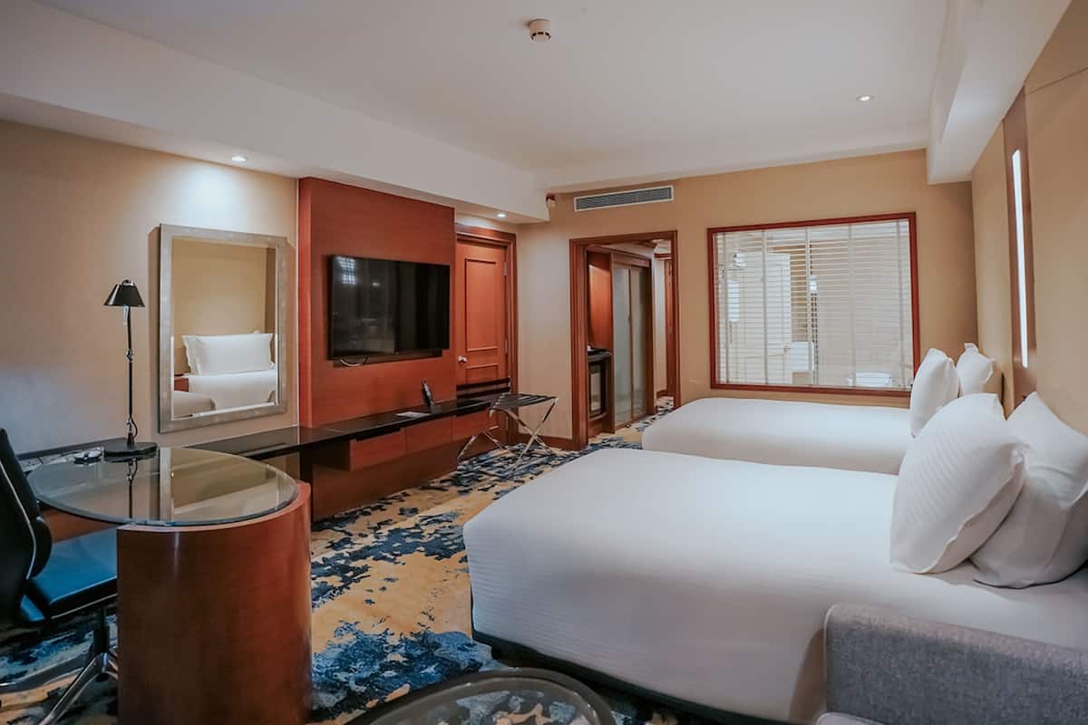 1 bedroom, Egyptian cotton sheets, premium bedding, down duvets