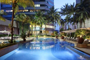 Piscine extérieure, cabanons gratuits, chaises longues