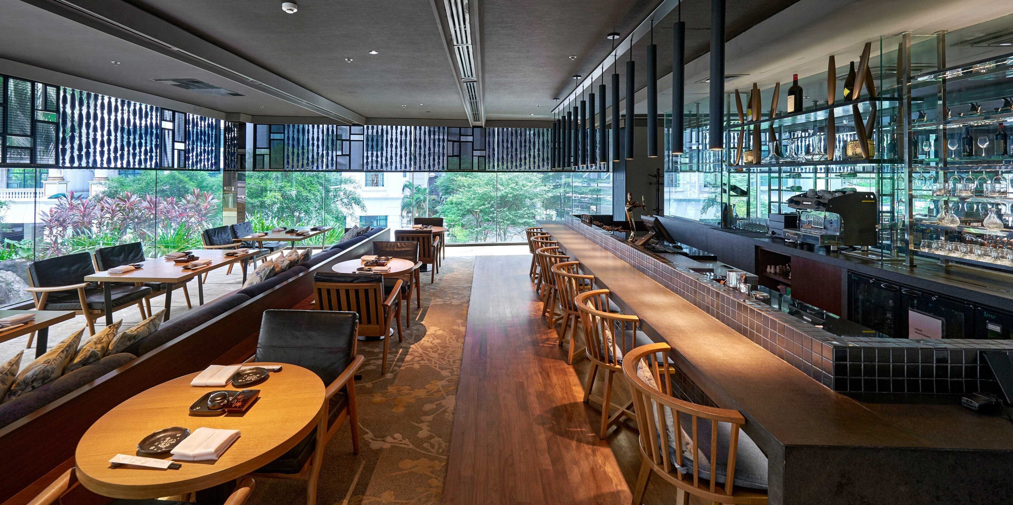 5 restaurants; breakfast, lunch, dinner and brunch served 