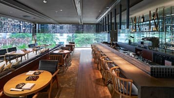 5 restaurants; breakfast, lunch, dinner and brunch served