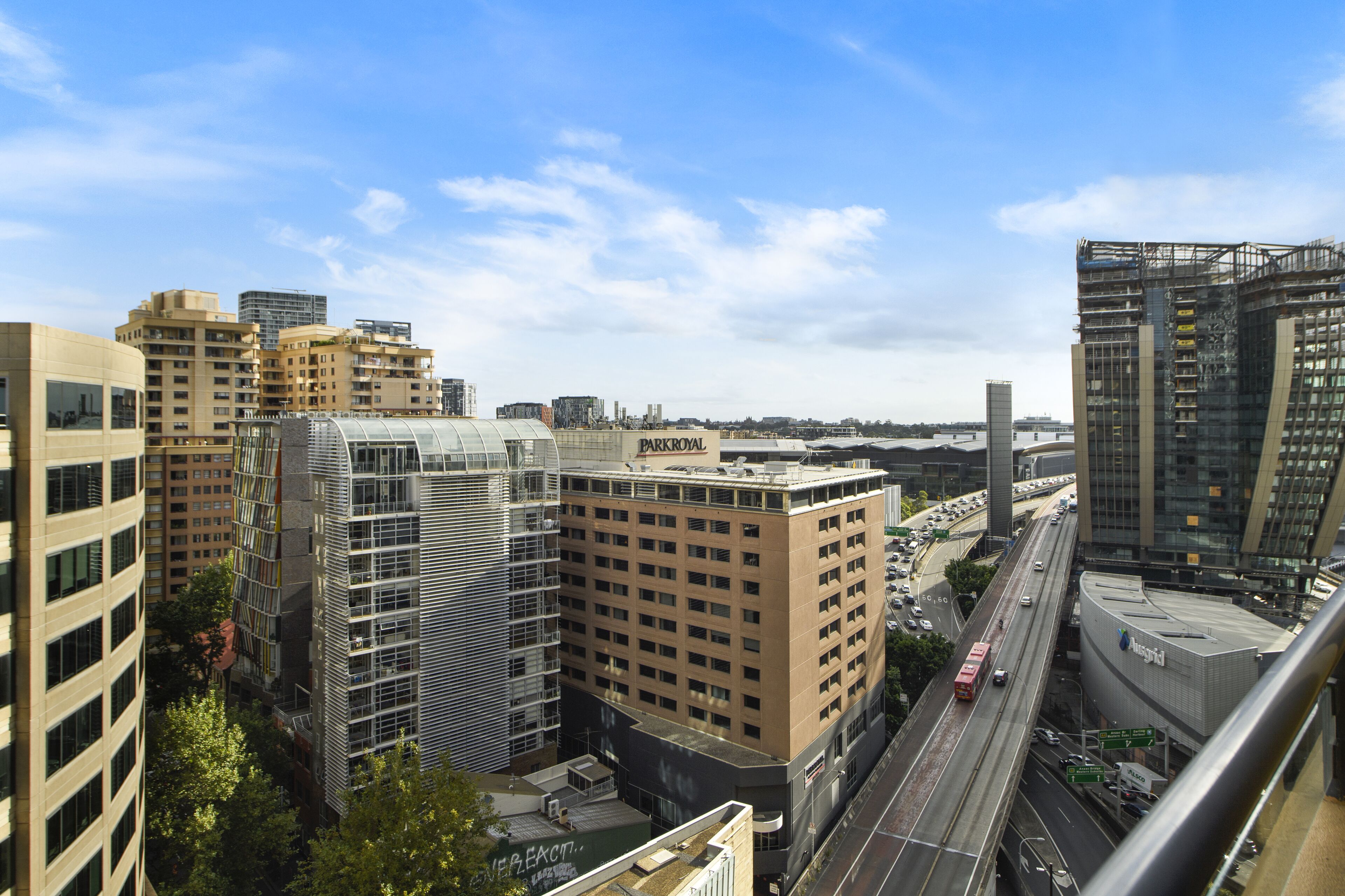 Un immeuble de grande hauteur à l’architecture moderne, avec une enseigne bien visible portant le nom « Parkroyal ».