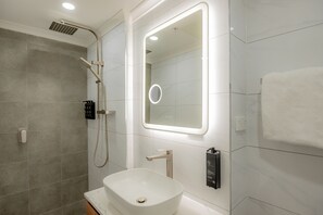 Premium Queen room with Kitchen | Bathroom | Shower, free toiletries, hair dryer, towels
