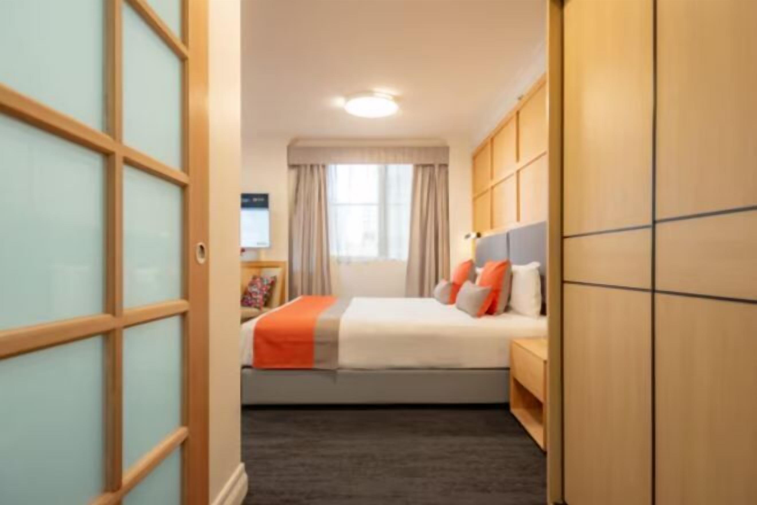 Ropa de cama de alta calidad y minibar 