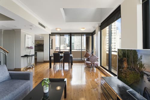 Attico, 2 camere da letto, balcone, vista città | Biancheria da letto di alta qualità, minibar, una cassaforte in camera