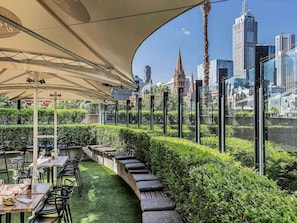 Al fresco dining, serves breakfast and dinner - Quay West Suites Melbourne (Southbank)