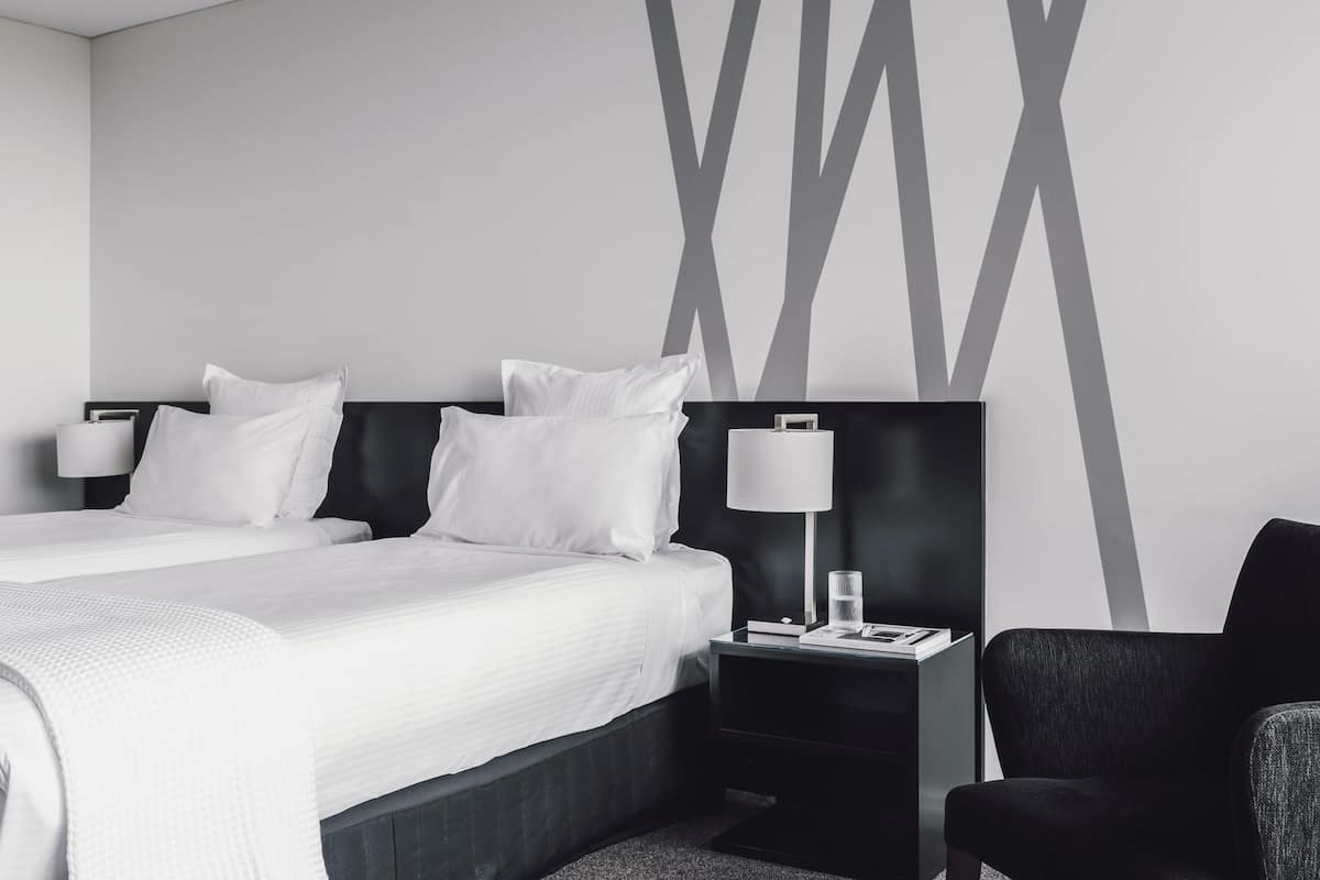 Roupas de cama premium, edredons de pluma, cofres nos quartos