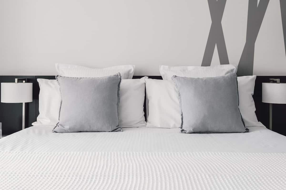 Roupas de cama premium, edredons de pluma, cofres nos quartos
