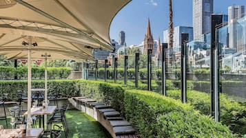 مطعم متميز بإمكانية تناول الطعام في الهواء الطلق، يقدم الفطور والعشاء