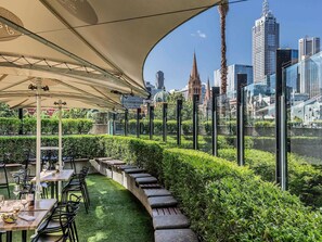 Al fresco dining, serves breakfast and dinner - Quay West Suites Melbourne (Southbank)