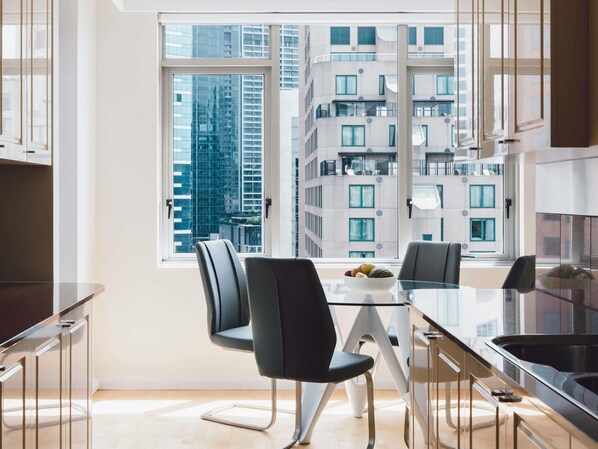 Căn hộ Premium, 2 phòng ngủ, ban công (Floors 8 - 23) | Bộ đồ giường cao cấp, chăn bông, két bảo mật tại phòng 