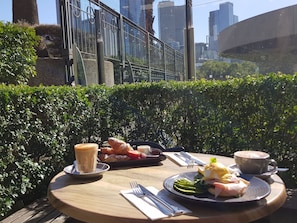 朝食 (ビュッフェ)、毎日提供 (1 名様 40 AUD)