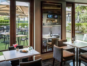 Al fresco dining, serves breakfast and dinner