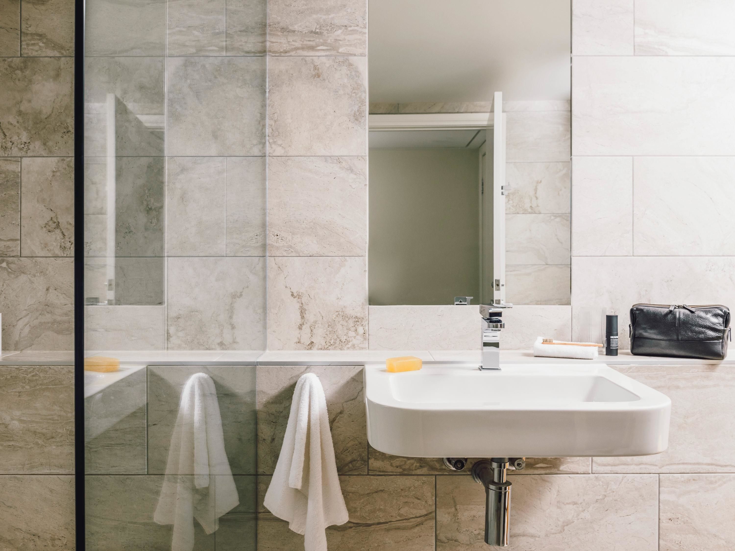 Quay West Suites Melbourne — image 10