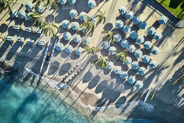 Di pantai dan pasir putih