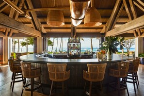 Bar (on property) - Mauna Lani, Auberge Collection (Kamuela)