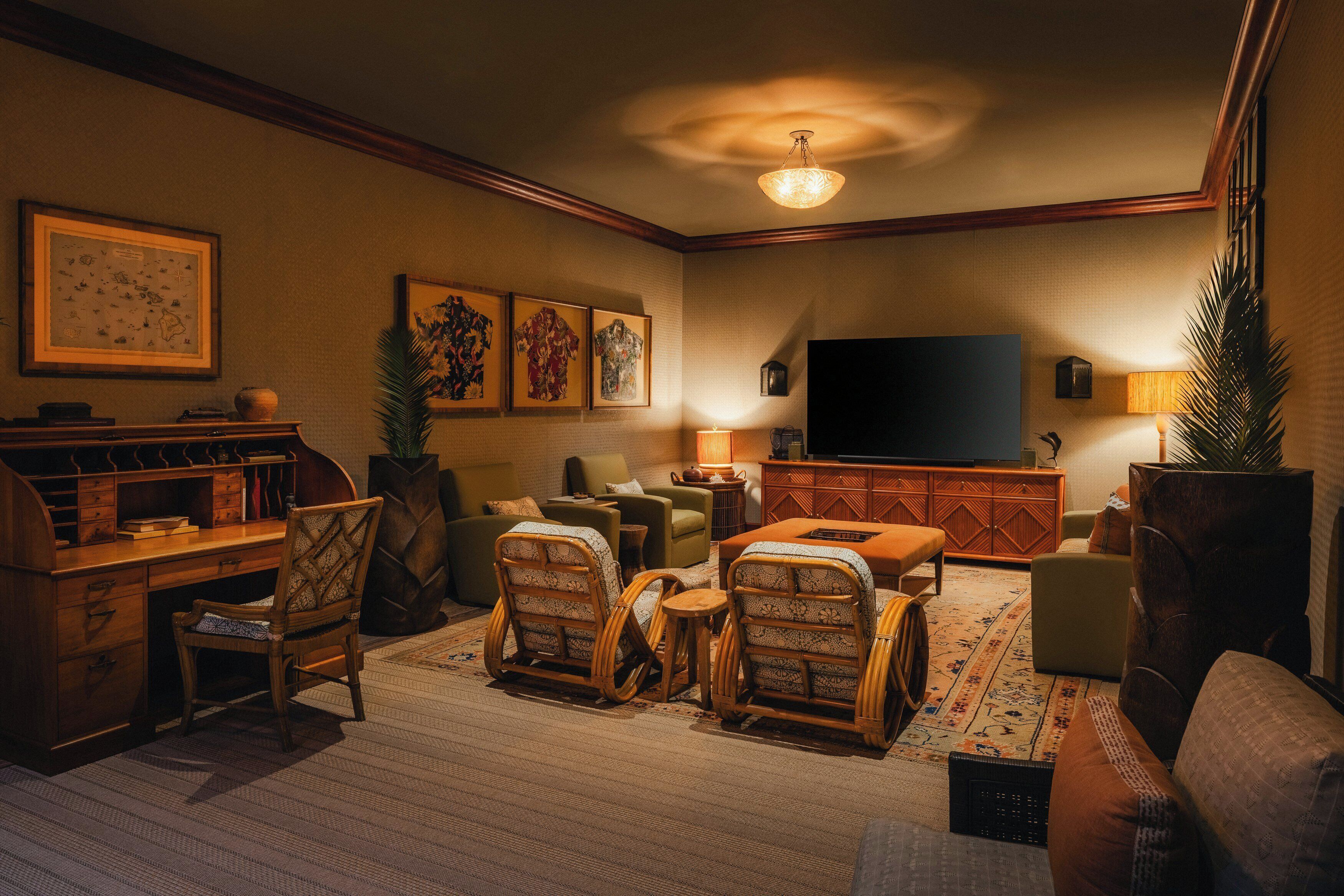 Una sala de estar acogedora con chimenea, asientos cómodos, un televisor de pantalla plana y una estantería.
