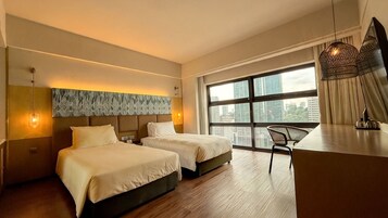 Heritage Twin Room | Seprai premium, busa memori, brankas, dan meja kerja