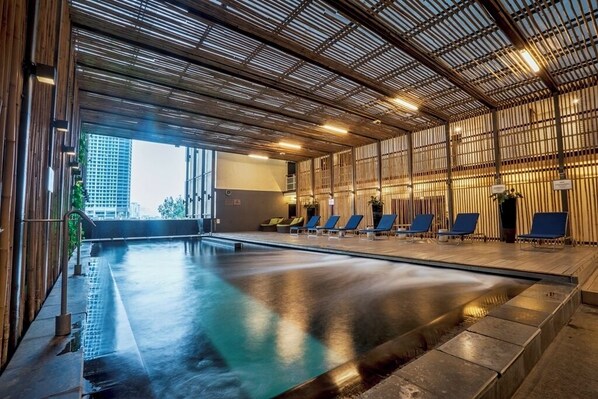 Indoor pool, sun loungers