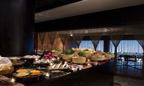 2 Restaurants, Frühstück, Mittagessen, lokale und internationale Küche