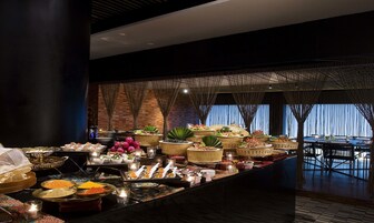 2 restaurantes; se sirven desayunos y cocina local e internacional 