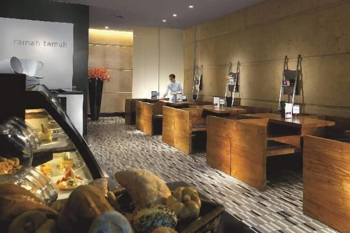 Restaurantes | 2 restaurantes; se sirven desayunos y cocina local e internacional