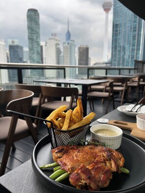 2 restaurants; breakfast, lunch, dinner and brunch served  - Hotel Maya Kuala Lumpur City Center (Kuala Lumpur)