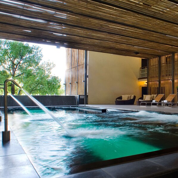 Piscine couverte, chaises longues