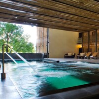 Una piscina cubierta, tumbonas