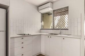 Refrigerador con congelador, cafetera y tetera y tetera eléctrica 