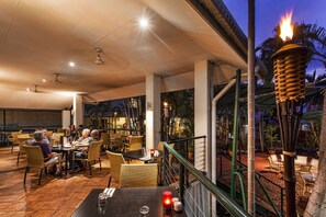 Outdoor dining - The Leea Darwin (Darwin)