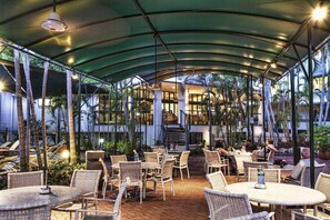 Desayuno buffet todos los días (AUD 30 por persona) 